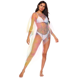 Détail d'un cache-maillot en mesh transparent coloré avec imprimé tie-dye sur bikini