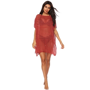 Détails du motif ajouré d'une robe de plage en maille crochet rouge brique