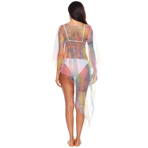 Détail du dos d'un cache-maillot de bain en mesh transparent avec motif tie-dye coloré