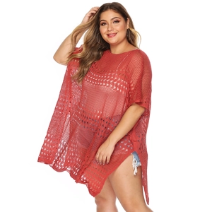 Détail de la robe de plage crochet rouge grande taille avec maille ajourée et fentes