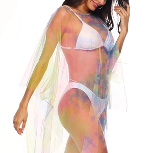 Détail du tissu en maille transparente tie-dye coloré sur le cache-maillot de plage
