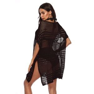 Détail du cache-maillot de plage au crochet noir avec motif ajouré et fente latérale