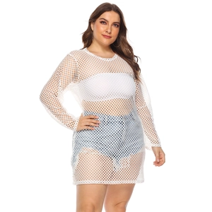 Détail du tissu en maille filet blanche respirante sur cette robe de plage à manches longues