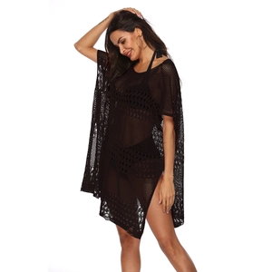 Détail d'un cache-maillot noir au crochet avec maille ajourée et fente latérale