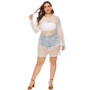 Détail d'une robe de plage en maille blanche transparente à manches longues pour femmes
