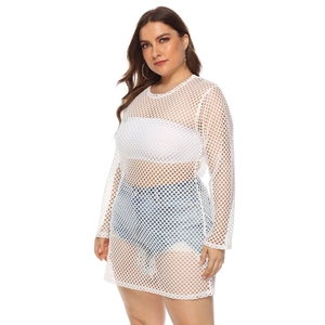 Détail de la tunique de plage blanche en maille filet avec col rond et manches longues
