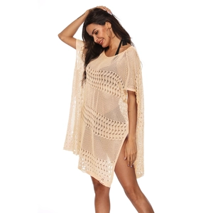 Détail de la maille crochetée de la robe de plage beige avec fente latérale
