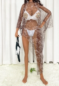 Ensemble de plage 3 pièces avec bikini en crochet blanc et paréo en maille florale marron