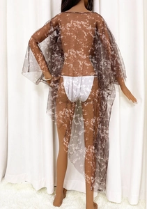 Détail du cache-maillot en tulle transparent avec motif marbré brun et ourlet
