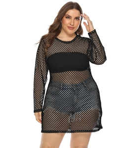 Détail de la robe de plage en maille noire à manches longues et texture résille
