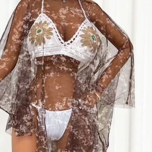 Détail du haut de bikini au crochet à marguerites et cache-maillot en tulle tie-dye