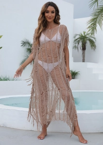 Détail de cette tunique de plage en maille crochet kaki avec pompons et texture transparente