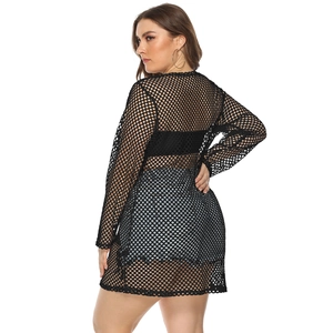 Détail de la robe de plage en maille filet noire grande taille à manches longues