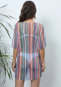 Vue détaillée de la robe de plage en maille rayée avec texture ajourée colorée
