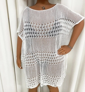 Gros plan sur un cache-maillot blanc au crochet avec motifs ajourés ondulés