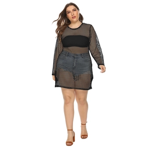 Détail de robe de plage noire en maille grande taille avec manches longues évidées