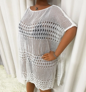 Détail du haut de plage blanc au crochet avec texture en maille ajourée complexe