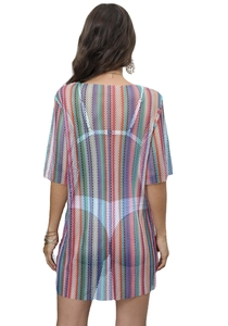 Détail de rayures verticales colorées et texture en maille ajourée sur une robe de plage
