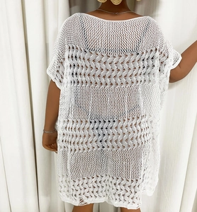 Détail d'un cache-maillot de plage blanc au crochet avec motifs en tricot ondulé