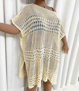 Détails d'un cache-maillot en crochet avec motifs géométriques en losanges et fentes