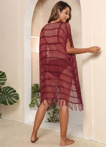 Dettaglio del copricostume bordeaux all'uncinetto con maglia a rete e nappe decorative