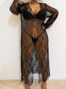 Ensemble bikini noir trois pièces avec cache-maillot en dentelle et haut licou sexy