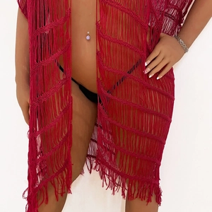 Detailansicht des roten Häkel-Strand-Cover-Ups mit langen Fransen und gewebter Textur