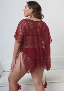 Dettaglio del copricostume a rete bordeaux con trama a rombi e nappe decorative laterali