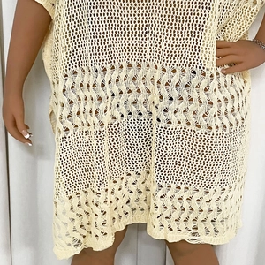 Détails de la tunique de plage beige au crochet avec motifs ajourés complexes