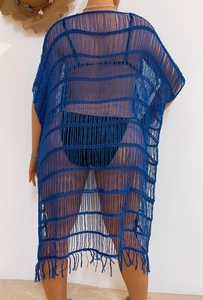 Makro-Detail des dunkelblauen Strand-Cover-ups mit Fransen und Häkelstruktur am Saum