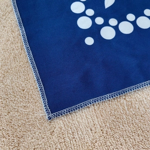 Serviette de plage imprimée dessin animé avec bords surjetés blancs et motifs à pois bleus