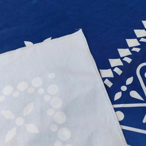 Serviette de plage imprimée bleu marine avec motifs géométriques et finitions de bordures