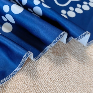 Serviette de plage bleu marine à pois blancs avec coutures de bordure surjetées soignées