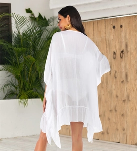 Robe de plage blanche en crochet avec ourlet à volants et manches larges bohème