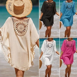Détail du motif soleil crocheté au dos avec des franges sur un cache-maillot de plage bohème
