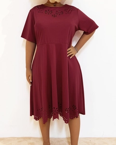 Detailed laser-cut hollow pattern on the neckline of this burgundy short sleeve dress