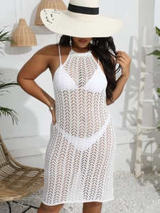 Robe de plage blanche au crochet avec col licou et dos nu aux motifs ajourés