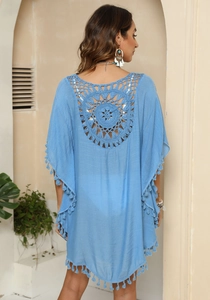 Détail du dos en crochet évidé et des pompons sur cette robe de plage bleu clair sexy