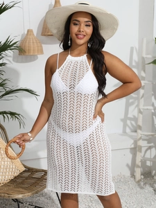 Détail de la texture au crochet blanc et de la robe de plage dos nu avec ajourages sexy