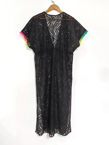 Copricostume sexy in pizzo nero con scollo a V e pompon colorati sulle maniche