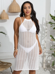 Détail de la robe de plage crochetée blanche avec col licou et motifs géométriques
