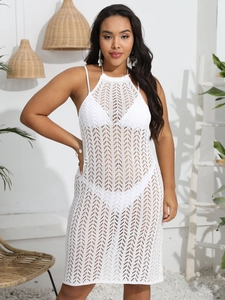 Détail de la texture de la robe de plage blanche au crochet avec découpes géométriques