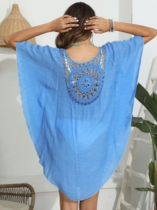 Détail du motif au crochet au dos de cette robe de plage bohème bleu océan chic