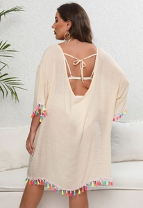 Détail de robe de plage bohème avec franges arc-en-ciel et laçage ajustable au dos