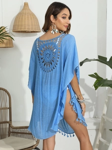 Détail du cache-maillot bohème bleu avec crochet soleil et bordures à pompons