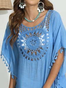 Détail de l'encolure en crochet bohème et des franges sur cette tunique de plage bleue