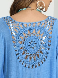 Détail du design bohème au dos en crochet bleu ciel avec motifs circulaires