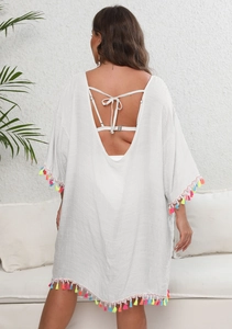 Cache-maillot blanc dos nu avec bordures à franges colorées sur mannequin femme
