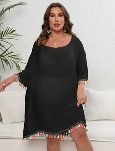 Détail des franges colorées sur la manche de la robe de plage noire grande taille vibrante
