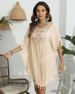 Détails d'un cache-maillot de plage bohème beige avec crochet ajouré et finitions à franges